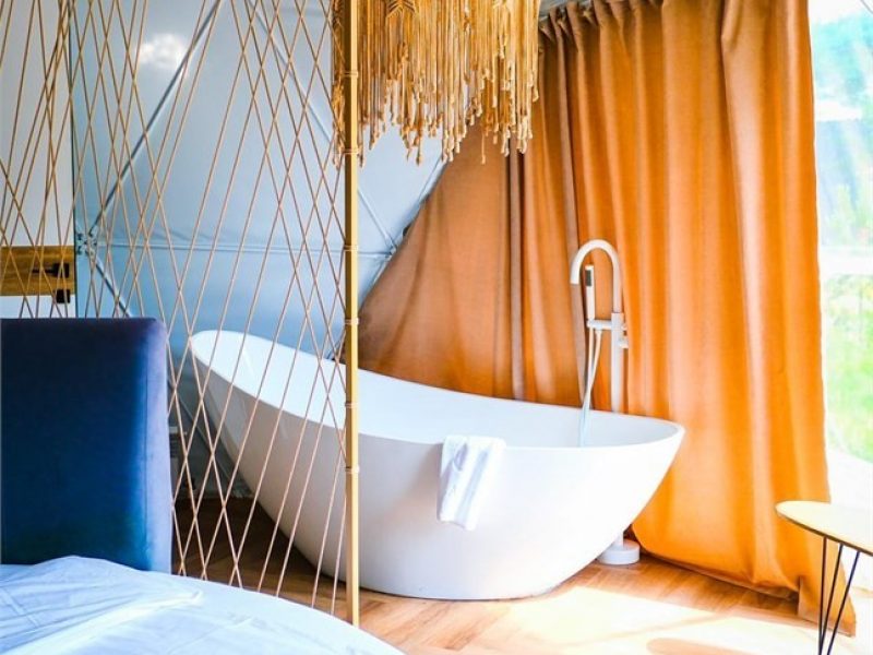 Lucky Glamping ванна у окна