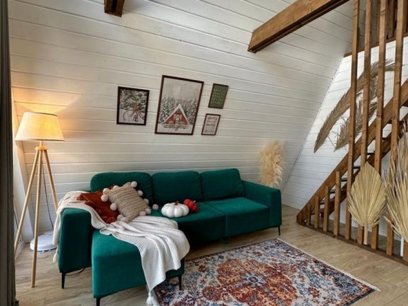 A-frame в лесу гостиная