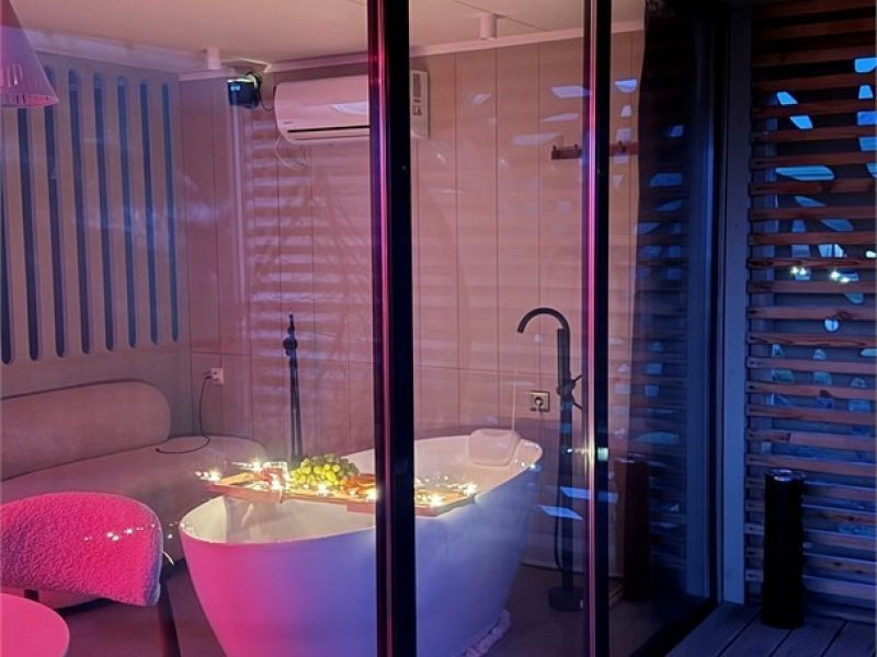 Air Glamping ванна у окна