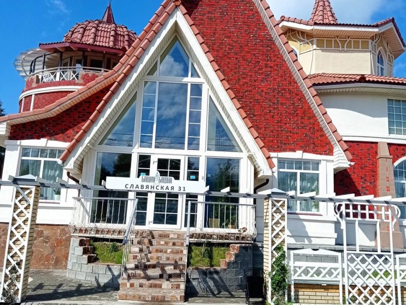 Башни у башни снаружи