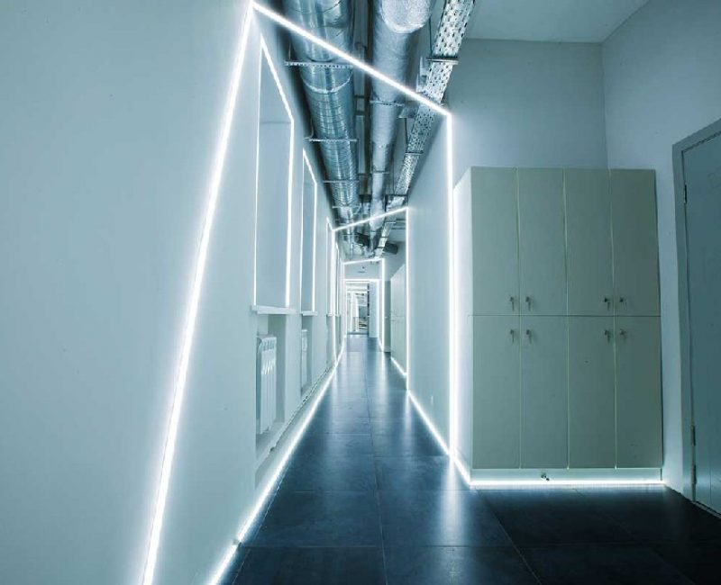 Buran Capsule Hotel коридор