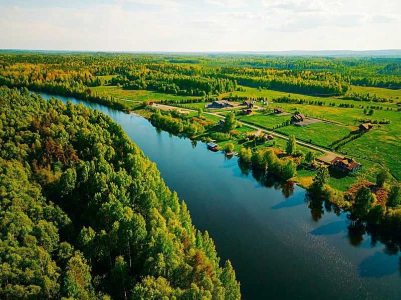Экодеревня Чуньки — деревянные избы и баня на берегу реки Суна в Карелии природа
