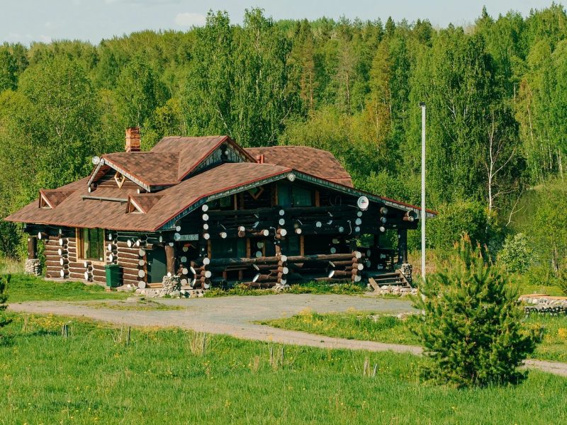 Экодеревня Чуньки — деревянные избы и баня на берегу реки Суна в Карелии изба купеческая