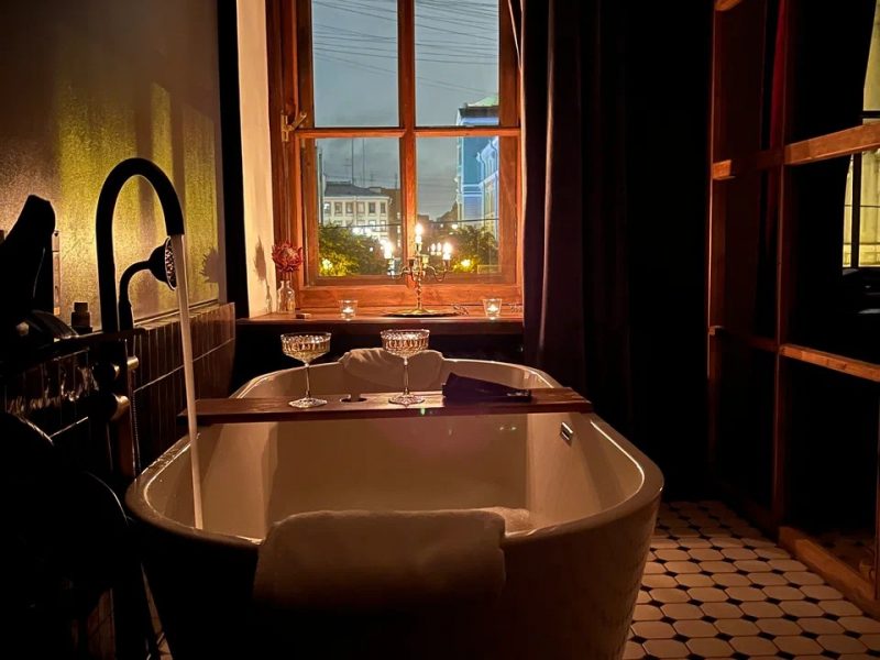 Sands Rooms ванна у окна