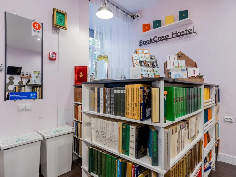 BookCase Hostel библиотека