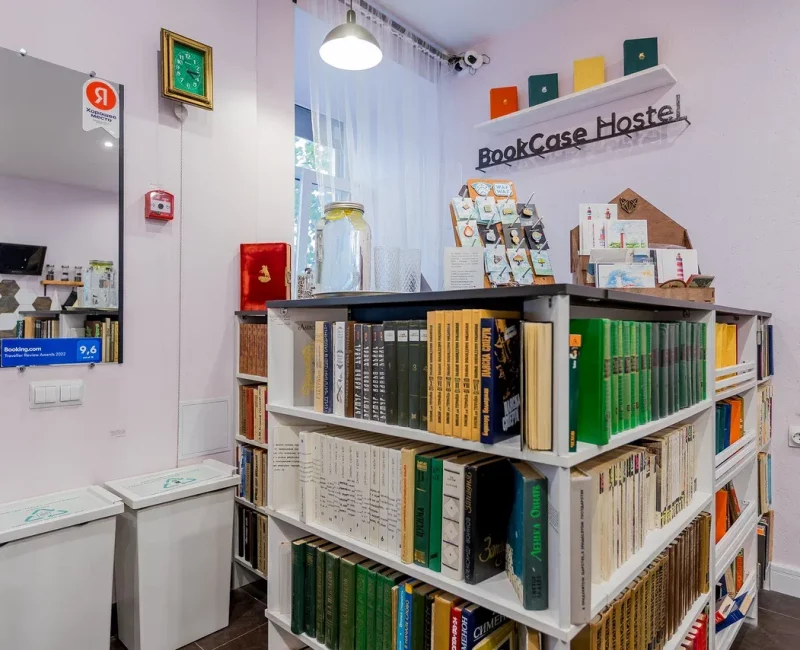 BookCase Hostel библиотека